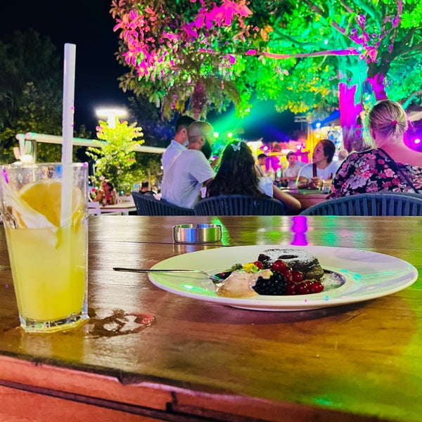 Das Foto wurde bei Liman Restaurant Lounge Club von 🔱 BAŞKAN MEHMET 🔱 am 7/12/2022 aufgenommen