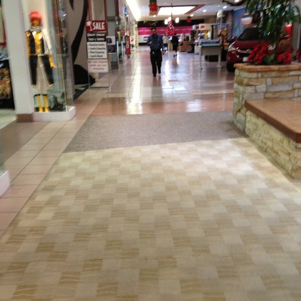 Снимок сделан в Everett Mall пользователем Meagan L. 12/17/2012