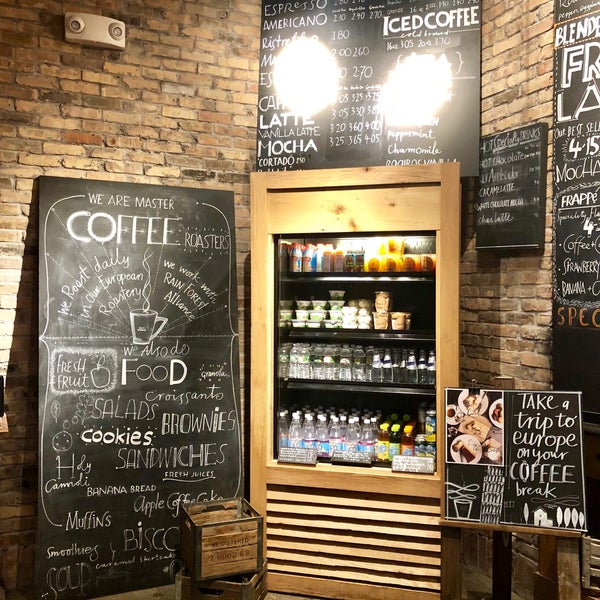 รูปภาพถ่ายที่ Caffè Nero โดย Lore N. เมื่อ 4/30/2018