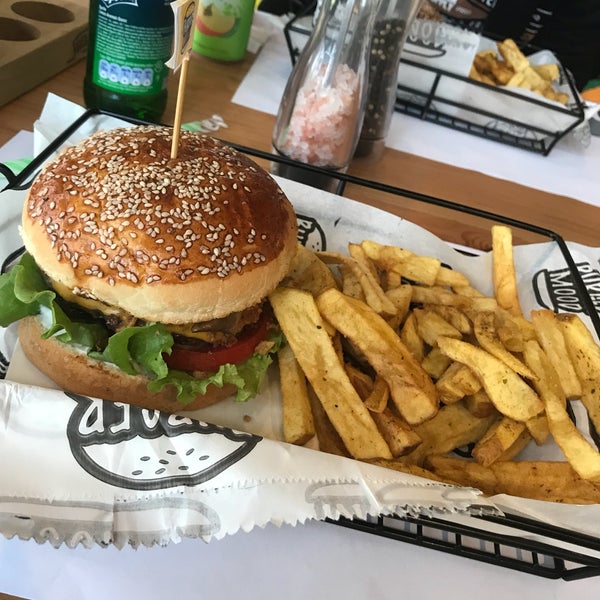 10/29/2017 tarihinde Kadir G.ziyaretçi tarafından Burger Mood'de çekilen fotoğraf