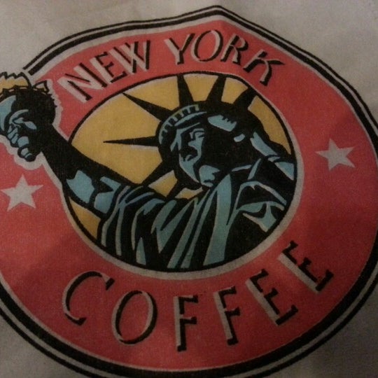 Foto diambil di NEW YORK COFFEE oleh Reem A. pada 1/10/2013