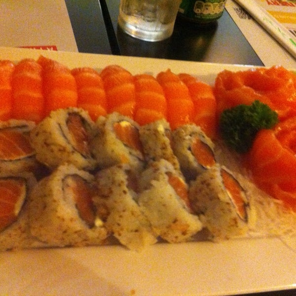Foto tirada no(a) Oshi Sushi por Ike Z. em 4/25/2014