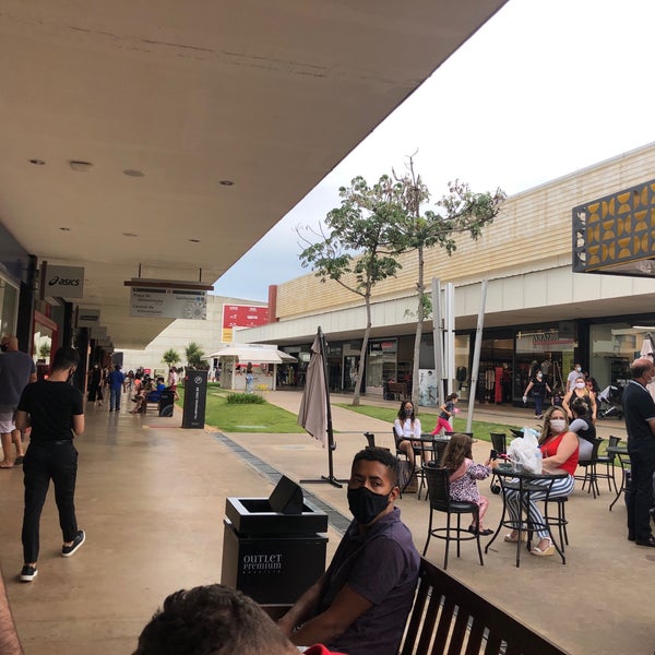 Photo taken at Outlet Premium Brasília by Paulo on 10/25/2020
