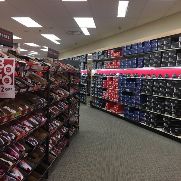 famous footwear broadway mall