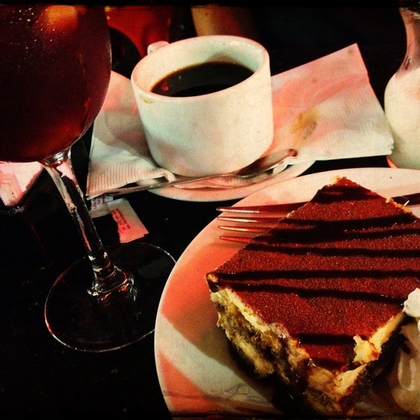 Foto scattata a Sambuca&#39;s Cafe &amp; Desserts da S D. il 7/14/2013