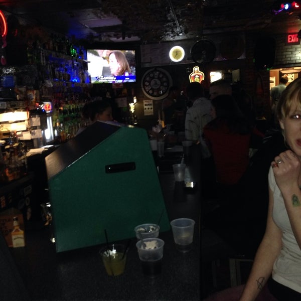 2/9/2014 tarihinde Trevor M.ziyaretçi tarafından The Goat Bar'de çekilen fotoğraf