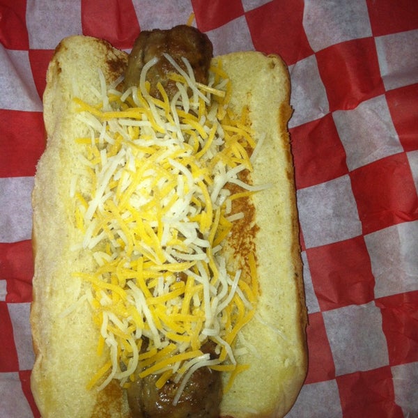 Foto tirada no(a) The Stand Hot Dogs &amp; Sausages por Stephan d. em 1/27/2013