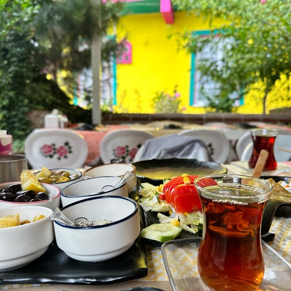 Снимок сделан в Zeynepp Restaurant &amp; Cafe &amp; Patisserie пользователем Gunesx 7/9/2023