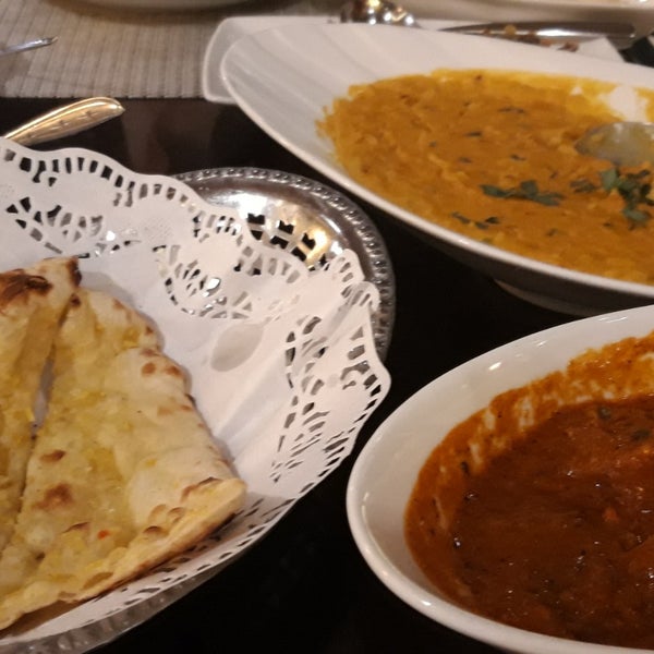 Снимок сделан в Queen&#39;s Tandoor Indian &amp; Fusion Cuisine пользователем Halief A. 9/15/2019