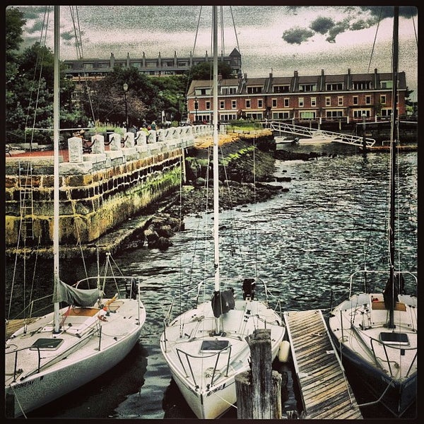 8/18/2013 tarihinde Leighton O.ziyaretçi tarafından Boston Sailing Center'de çekilen fotoğraf