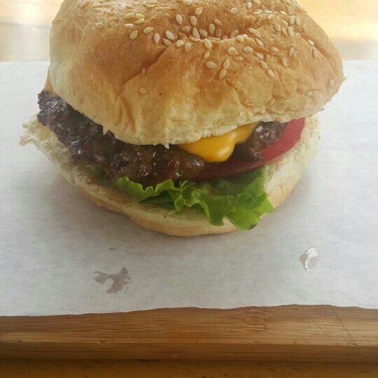 4/18/2015 tarihinde Doğuş A.ziyaretçi tarafından Beeves Burger'de çekilen fotoğraf