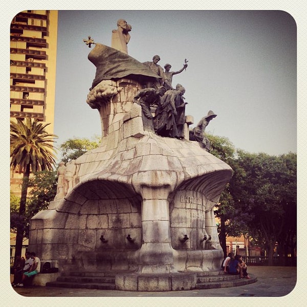 Na ulicama i goli grada turisti trgovinama slike barceloneta Legendu vrijeđaju