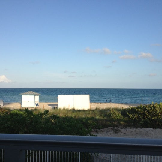 Foto scattata a Cabana Beach Club da Gayle il 10/17/2012