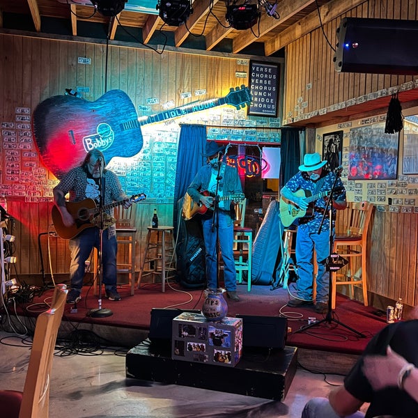 Foto tomada en Bobby&#39;s Idle Hour Tavern  por Alissa L. el 9/18/2022