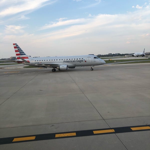 รูปภาพถ่ายที่ American Airlines Ticket Counter โดย Nancy H. เมื่อ 7/29/2019