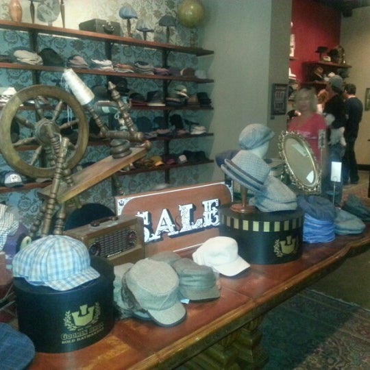 1/1/2013 tarihinde René M.ziyaretçi tarafından Goorin Bros. Hat Shop - French Quarter'de çekilen fotoğraf