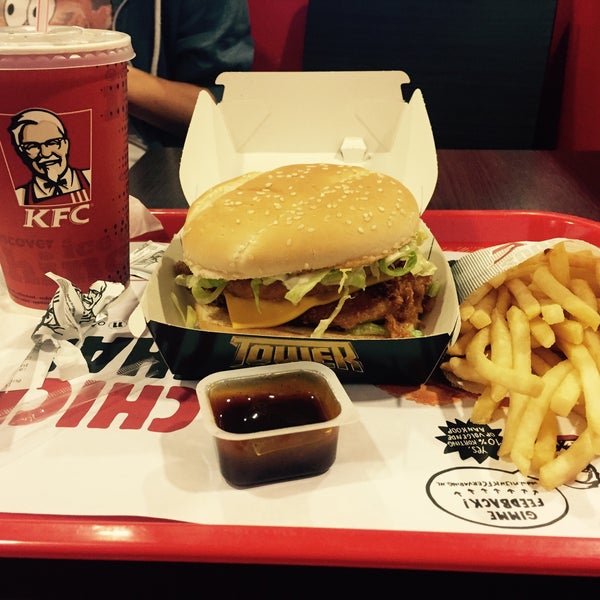 Foto tirada no(a) KFC por Hennry O. em 9/5/2015