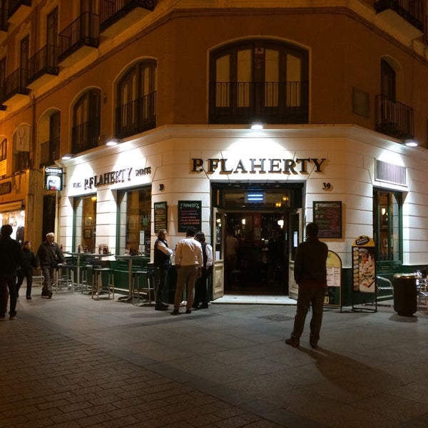 4/1/2014にAndrei B.がFlaherty&#39;s Irish Barで撮った写真