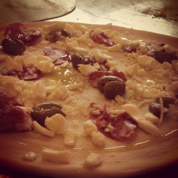 Photo taken at Farinha Pizzas e Massas Restaurant by Yeemun T. on 1/17/2013