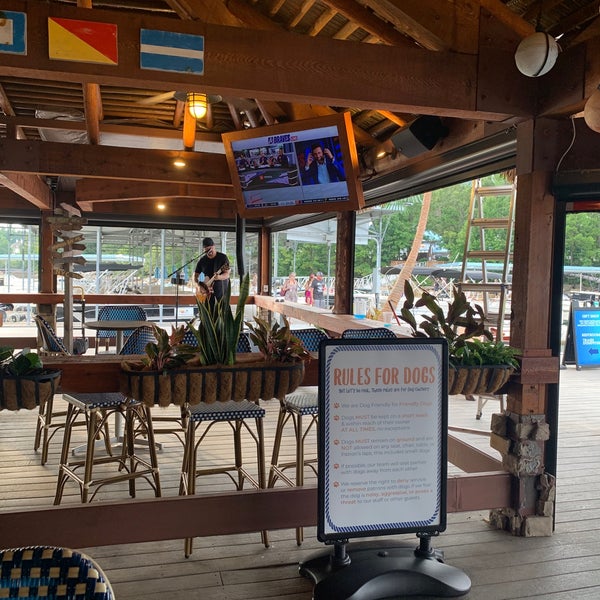 Foto diambil di Pelican Pete&#39;s Floating Bar &amp; Grill on Lake Lanier oleh Conleth M. pada 8/18/2022