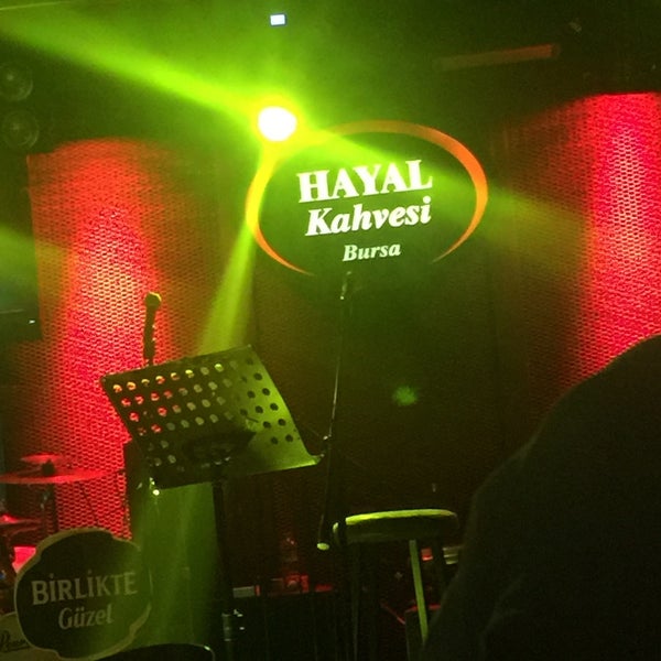 รูปภาพถ่ายที่ Hayal Kahvesi โดย Ayşe B. เมื่อ 12/21/2018