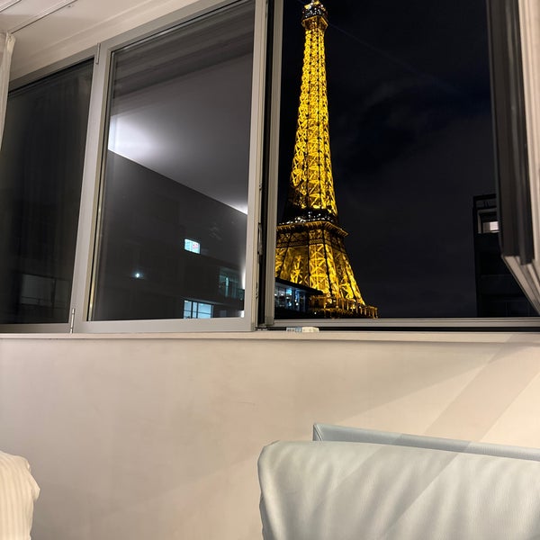 รูปภาพถ่ายที่ Hôtel Pullman Paris Tour Eiffel โดย Rakan เมื่อ 11/27/2023