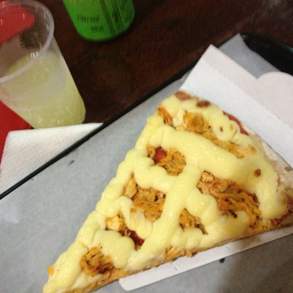 Foto tirada no(a) Vitrine da Pizza - Pizza em Pedaços por Andressa V. em 12/23/2012