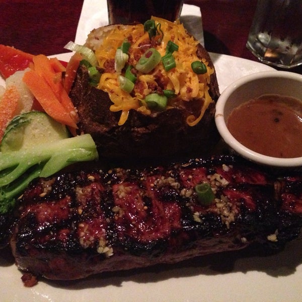 5/22/2014 tarihinde Eleni V.ziyaretçi tarafından Bâton Rouge Steakhouse &amp; Bar'de çekilen fotoğraf