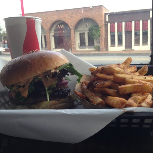รูปภาพถ่ายที่ G Burger โดย Meshal Y. เมื่อ 5/17/2013