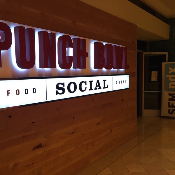 รูปภาพถ่ายที่ Punch Bowl Social โดย Alan G. เมื่อ 3/11/2016