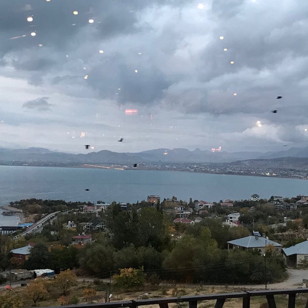 รูปภาพถ่ายที่ Seyirtepe Kafe Restaurant โดย Mustafa E. เมื่อ 10/19/2021