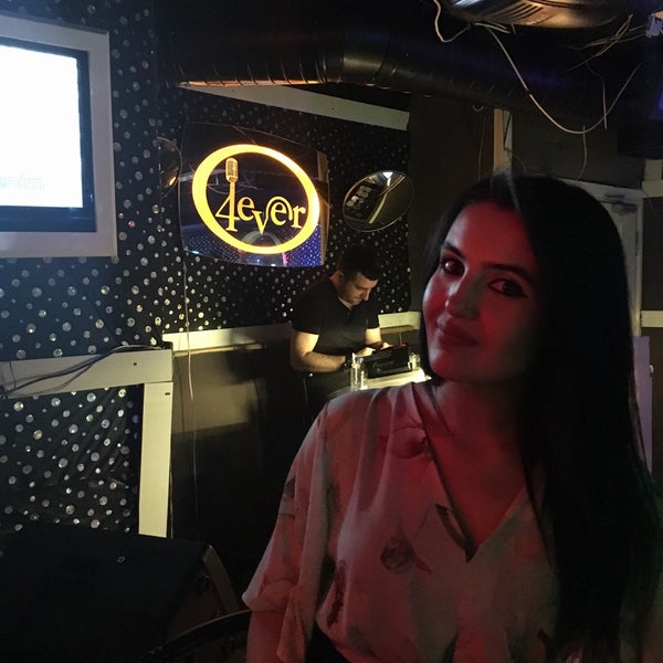 รูปภาพถ่ายที่ 4ever Karaoke Shot Bar โดย İpek Ö. เมื่อ 7/27/2017