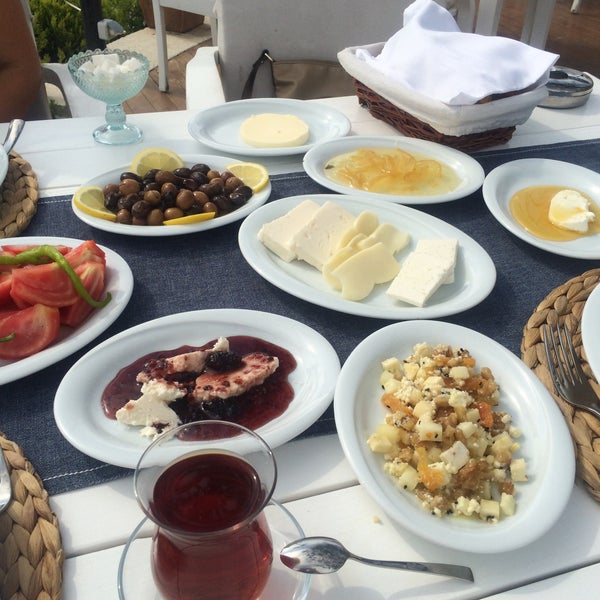 รูปภาพถ่ายที่ Deniz&#39;in Mutfağı Balık Restoran โดย Kamer เมื่อ 6/2/2015