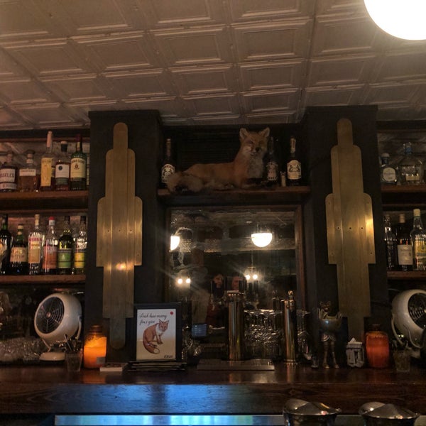 Foto tomada en The Fox Bar &amp; Cocktail Club  por Vivian D. el 5/8/2019