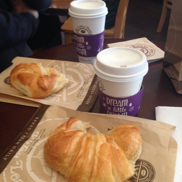 Photo taken at The Coffee Bean &amp; Tea Leaf by Poliana R. on 11/29/2015