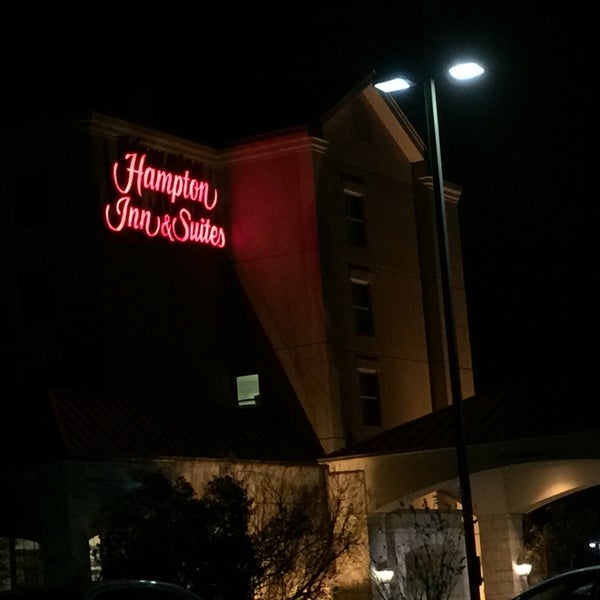 Foto tirada no(a) Hampton Inn &amp; Suites por CarolAnn Valeria P. em 12/30/2015