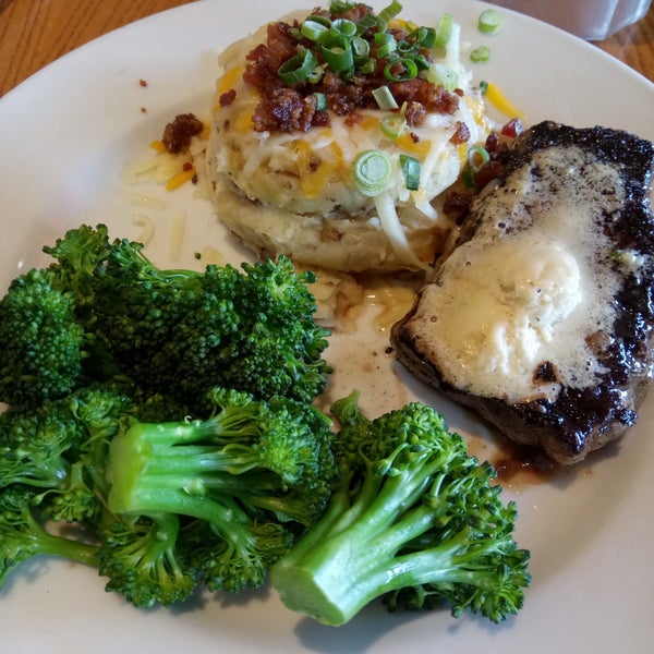 Photo taken at Chili&#39;s Grill &amp; Bar by Roger F. on 5/4/2018