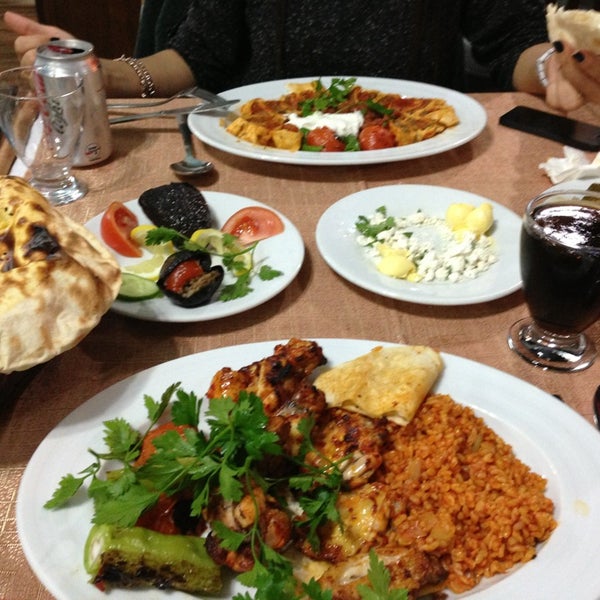 Das Foto wurde bei Melita Şark Sofrası Cafe &amp; Restaurant von Zuhal Ş. am 2/24/2013 aufgenommen