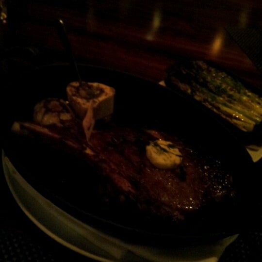 รูปภาพถ่ายที่ BLT Steak โดย Xie H. เมื่อ 12/20/2012