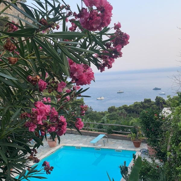 Foto diambil di Capri Palace Hotel &amp; Spa oleh Aziz S. pada 8/23/2023