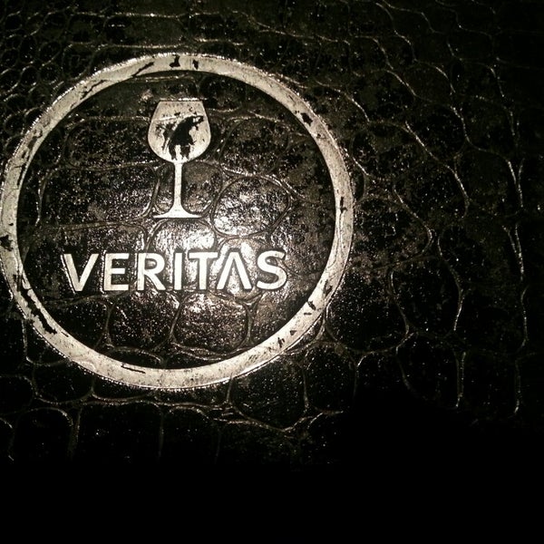 5/30/2013 tarihinde kimberley s.ziyaretçi tarafından Veritas Wine Bar'de çekilen fotoğraf