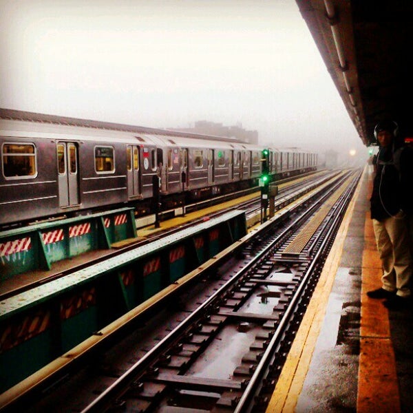 12/15/2012 tarihinde PiRATEzTRYziyaretçi tarafından MTA Subway - 69th St/Fi...
