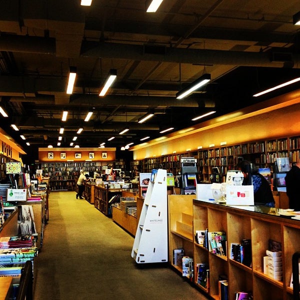 Photo taken at Hennessey + Ingalls Bookstore by Mark V. on 12/26/2012