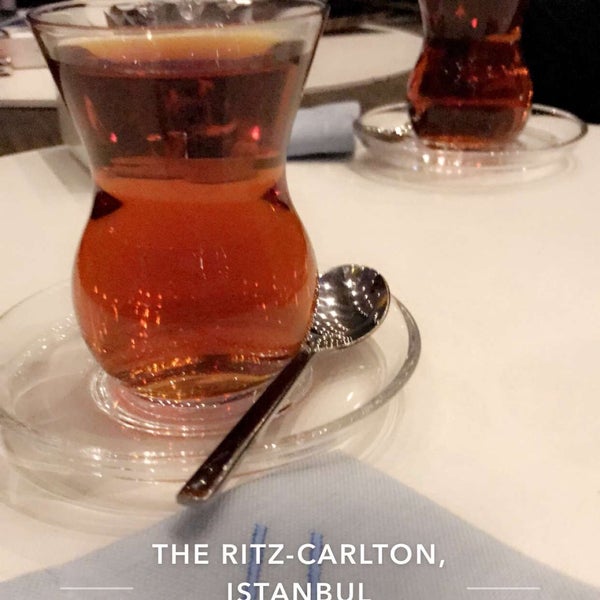 Das Foto wurde bei The Ritz-Carlton Bleu Lounge &amp; Grill von Ibraheem Bin Abdullah am 3/8/2019 aufgenommen