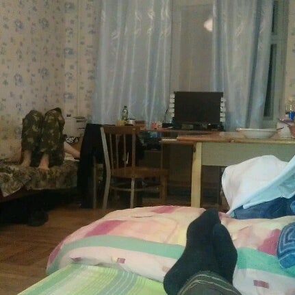 комната в общаге на 3-х. спальня в общежитии. общежитие челгу молодогвардейцев. в студенческом общежитии 20 трехкомнатных квартир. общежитие 20 новый уренгой.