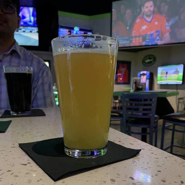 Das Foto wurde bei The Draft Sports Grill von Hector R. am 7/23/2019 aufgenommen