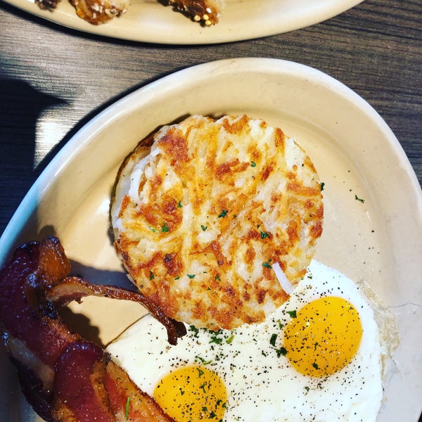 Photo taken at Snooze, an A.M. Eatery by Lorie S. on 2/1/2018
