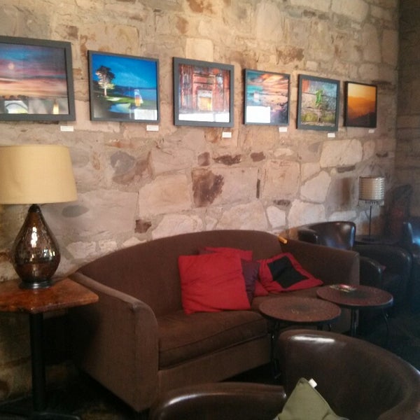 Foto diambil di East Village Coffee Lounge oleh Hanna K. pada 6/29/2013