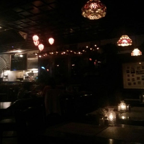 Das Foto wurde bei The Alley Restaurant &amp; Bar von Hanna K. am 7/1/2014 aufgenommen