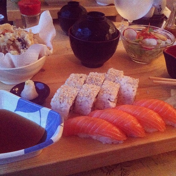 รูปภาพถ่ายที่ Tokyo Japanese Restaurant โดย Cosmin D. เมื่อ 3/18/2013